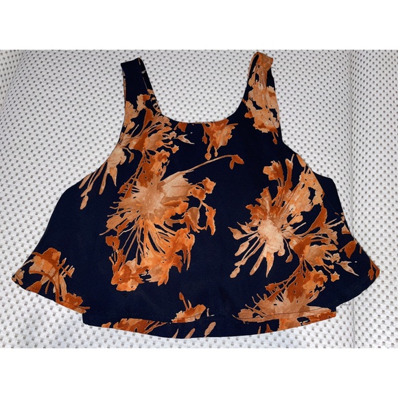 Lulu’s flowy crop top - Picture 1 of 4